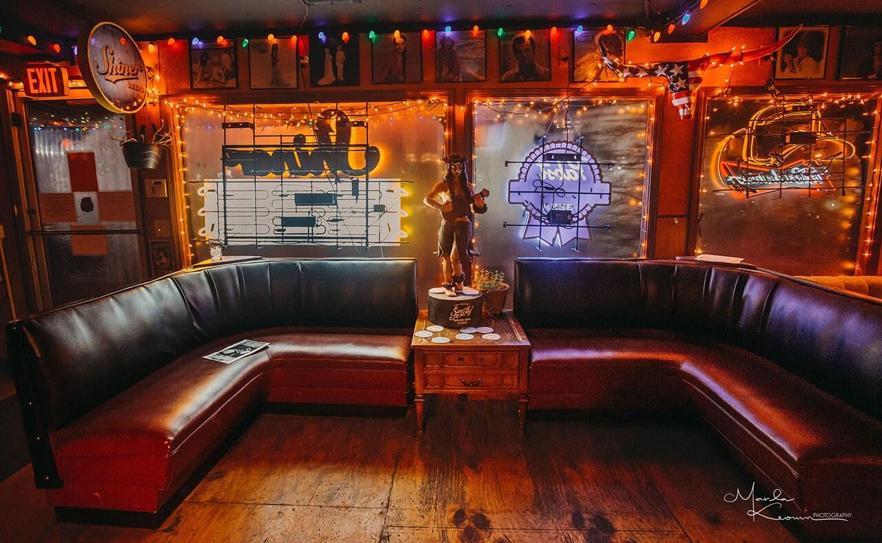 Dee's Country Cocktail Lounge
