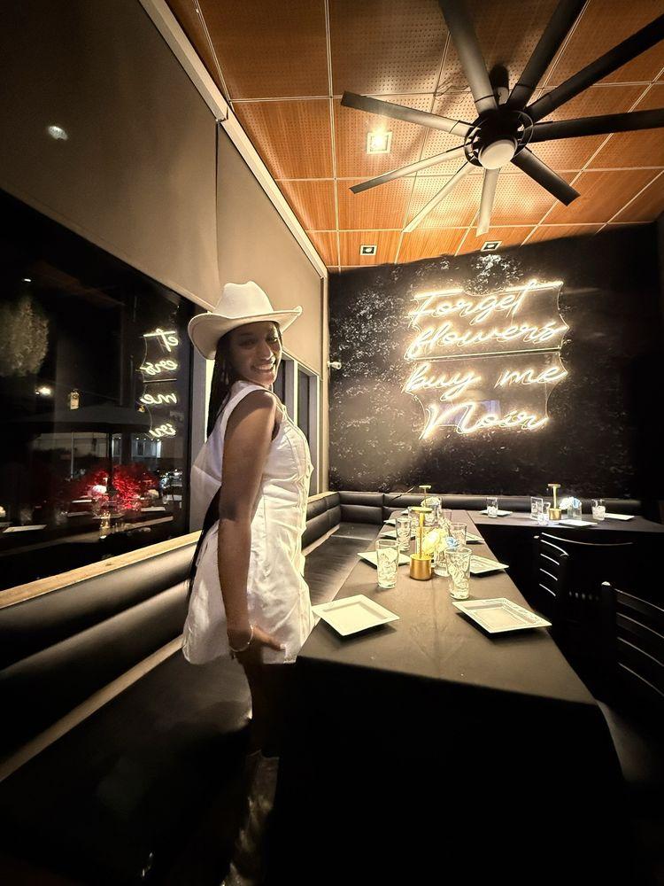 Noir Kitchen & Cocktails